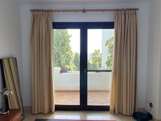 Elegantes cortinas forradas semiopacas beige