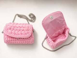Bolso rosa tejido con cadena
