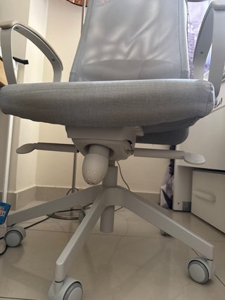 Silla de oficina IKEA Markus gris y blanca