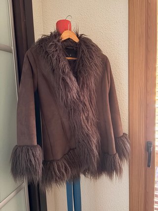 Chaqueton marrón pelo girada mujer