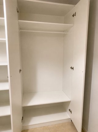 Armario blanco con estantes