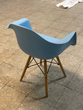 Silla vintage azul y madera
