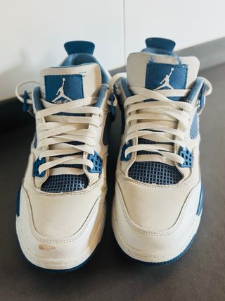 Zapatillas Jordan Beige y Azul este no es nuevo es
