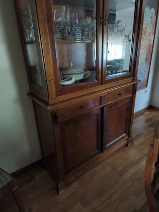 Aparador de madera de cerezo con vitrina