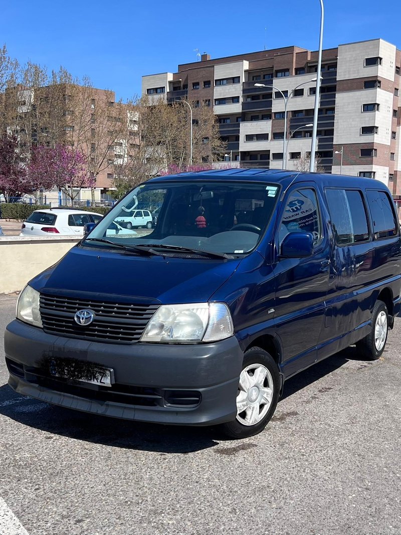 Toyota Hiace 2009 furgoneta - foto 1