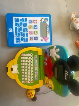 ordenador  de Mickey Mouse y tablet pokoyo