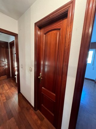 8 Puertas de madera maciza.