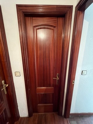 8 Puertas de madera maciza.