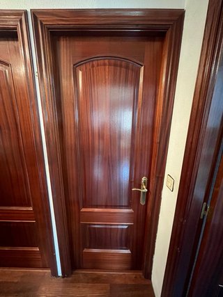 8 Puertas de madera maciza.