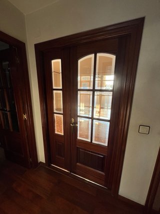8 Puertas de madera maciza.