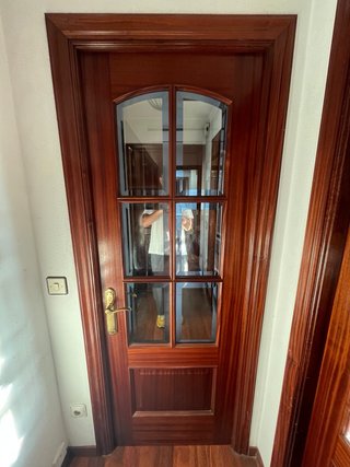 8 Puertas de madera maciza.
