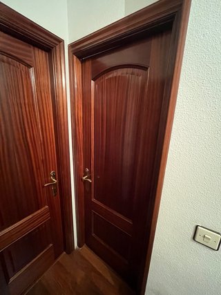 8 Puertas de madera maciza.