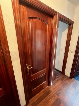 8 Puertas de madera maciza.