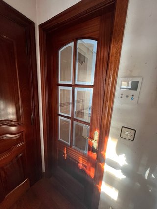 8 Puertas de madera maciza.