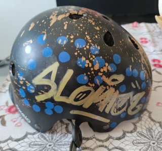 Casco bici negro Oxelo con salpicaduras doradas