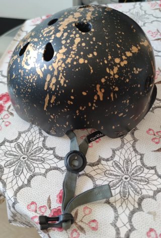 Casco bici negro Oxelo con salpicaduras doradas