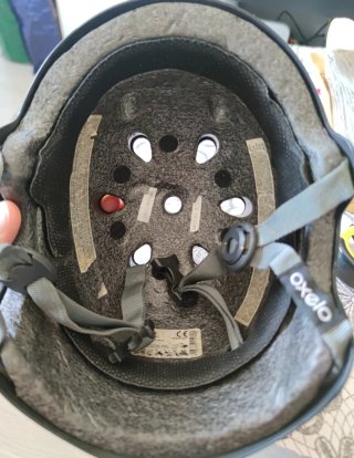 Casco bici negro Oxelo con salpicaduras doradas