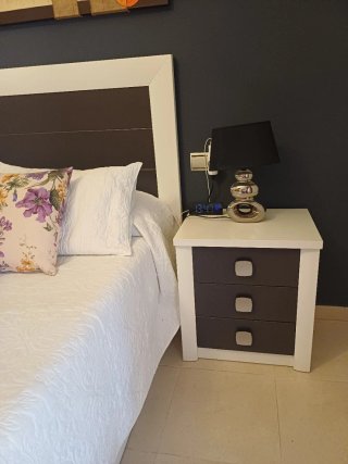 Dormitorio:Cabecero, 2 Mesillas, Cómoda y Espejo