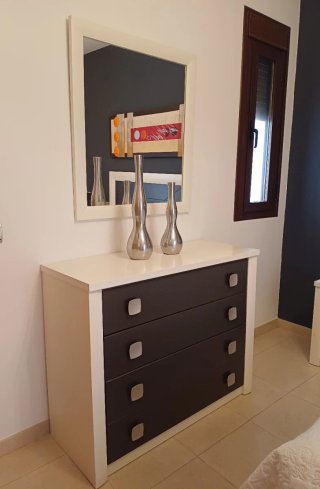 Dormitorio:Cabecero, 2 Mesillas, Cómoda y Espejo