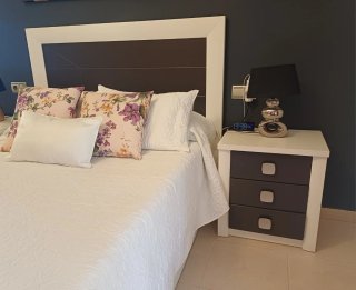 Dormitorio:Cabecero, 2 Mesillas, Cómoda y Espejo