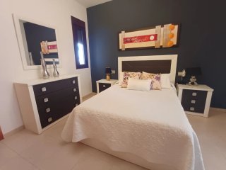 Dormitorio:Cabecero, 2 Mesillas, Cómoda y Espejo
