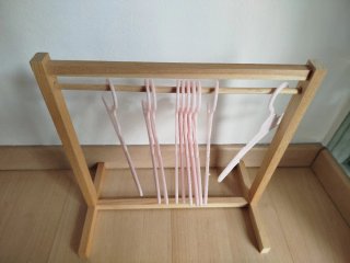 Perchero de madera para ropa de muñeca