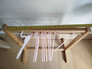 Perchero de madera para ropa de muñeca