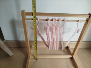 Perchero de madera para ropa de muñeca
