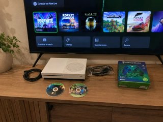 Xbox One S Blanca + Mando Turtle Beach + 2 Juegos