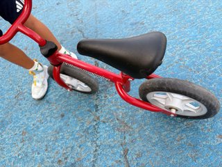 Bicicleta de equilibrio infantil Chicco roja