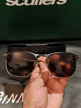 Gafas de Sol Persol Negro y Dorado polarizadas.