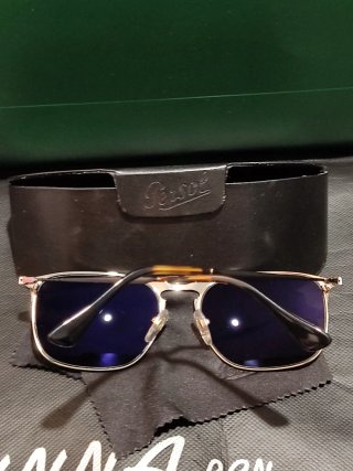 Gafas de Sol Persol Negro y Dorado polarizadas.