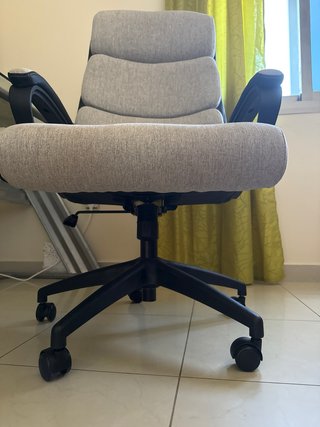 Silla de oficina gris y negra