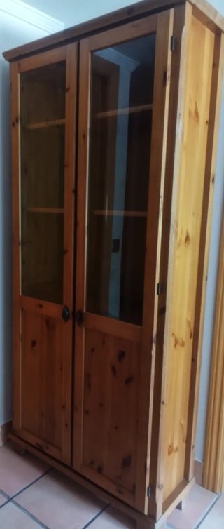 Vitrina de madera y cristal Ikea