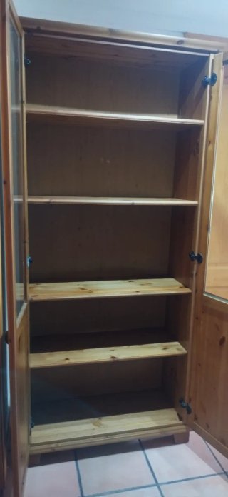 Vitrina de madera y cristal Ikea