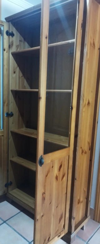 Vitrina de madera y cristal Ikea