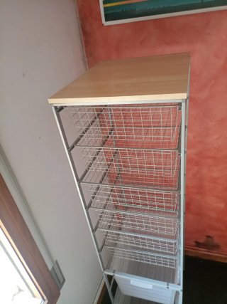 Moble organitzador de metall amb calaixos