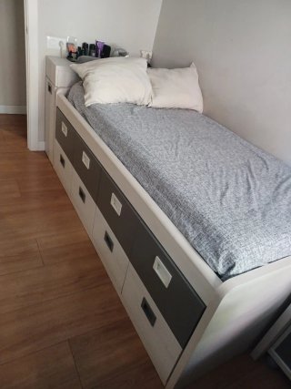 Habitación juvenil gris y blanco