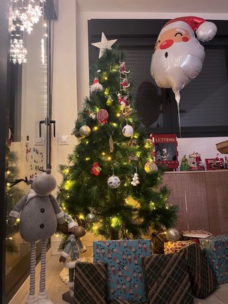 Árbol de Navidad con adornos