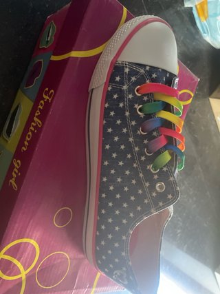 Zapatillas deportivas con estrellas y cordones arc