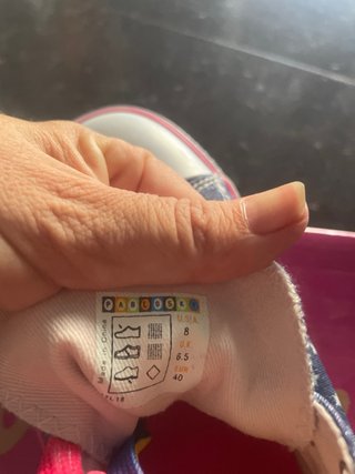 Zapatillas deportivas con estrellas y cordones arc