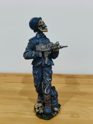 Figura 32 cm Resina Soldado Alemán Calavera