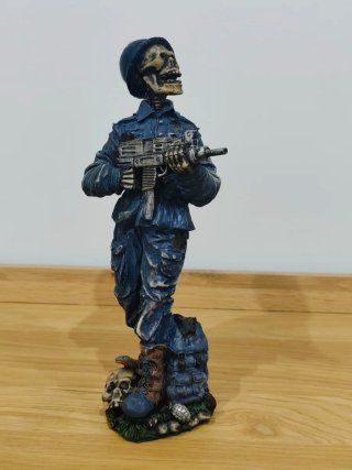 Figura 32 cm Resina Soldado Alemán Calavera