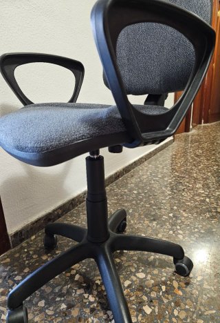Silla de oficina y escritorio