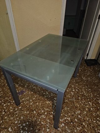 Mesa extensible ideal salón, cristal y metal.