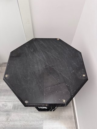Mesa de mármol negro con cristal