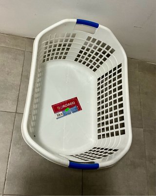 Cesta de ropa de plástico blanca con asas azules