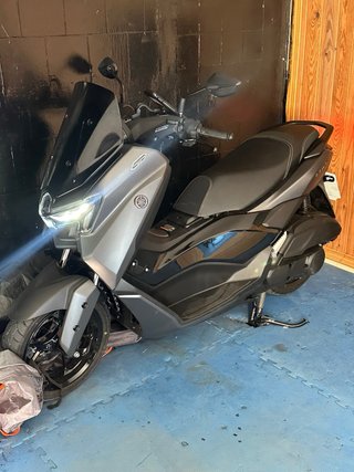 Yamaha NMAX Scooter Gris dos meses de su compra
