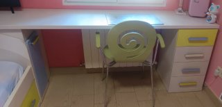 Cama infantil con escritorio, cajones y accesorios