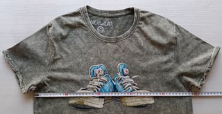 Camiseta Wuaala gris con estampado de zapatillas